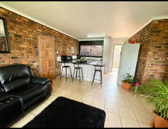 3 BEDROOM TOWNHOUSE FOR SALE IN RANGEVIEW